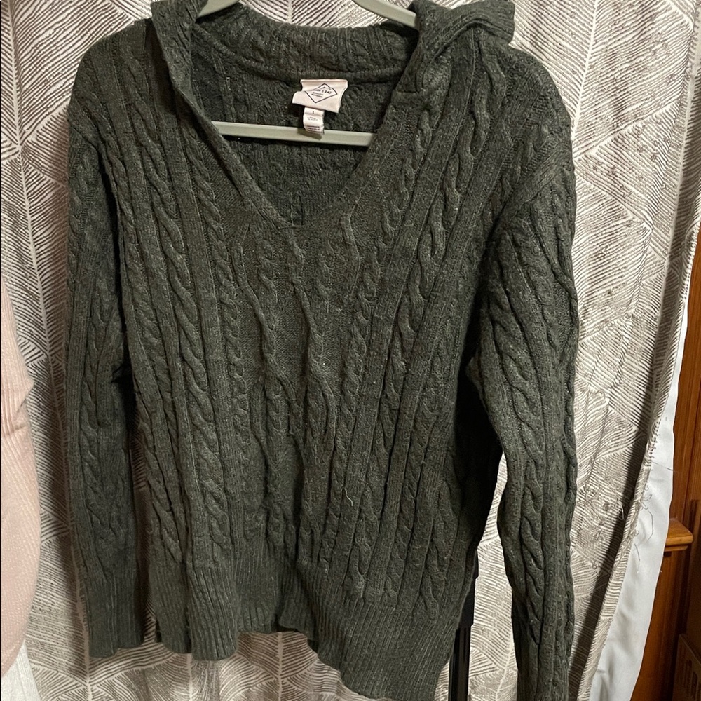 Elegant V-Neck Cable Knit Sweater - Forest Green